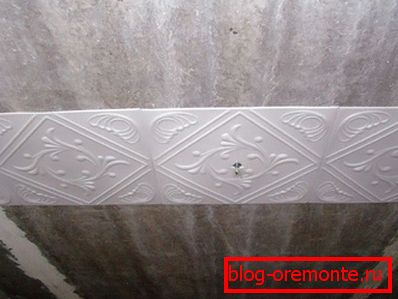 Почели смо лепити централним плочицама Почели смо лепити централним плочицама