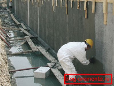 Наношење водонепропусне масе на бетонски зид Наношење водонепропусне масе на бетонски зид