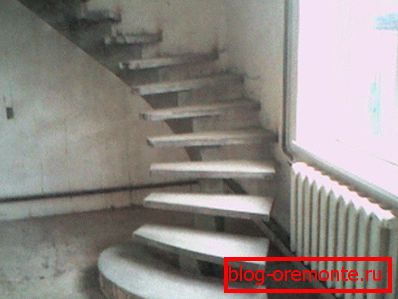 Неки од ових производа су засновани на издржљивом металном оквиру, који је заправо степениште, а само степенице и декоративни елементи се сипају из бетона