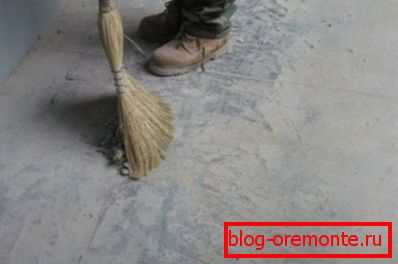 Пражњење бетонског пода својим рукама и метлом