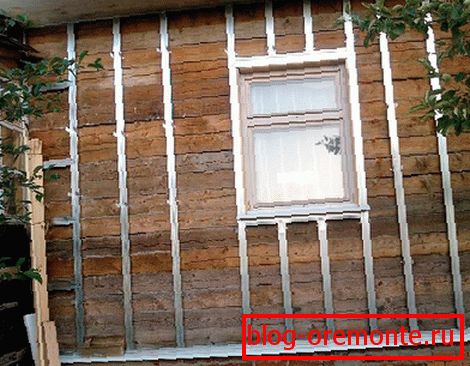 Гајба на дрвеном зиду