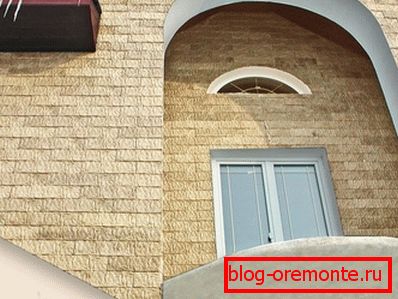 Фасада зграде која је обложена бетонском плочом Фасада зграде која је обложена бетонском плочом