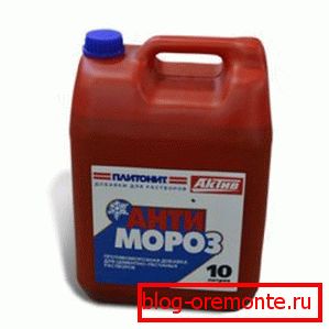 Пре преливања основе на минус температури, посебни адитиви се додају бетону. Пре преливања основе на минус температури, посебни адитиви се додају бетону.