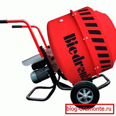 Мобилни бетон миксер.