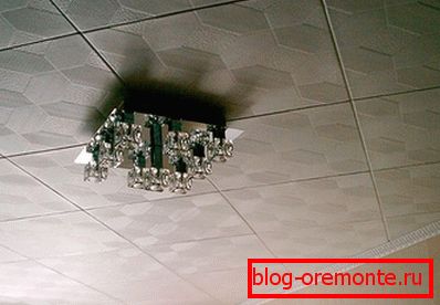 Плочица је закачена под углом Плочица је закачена под углом