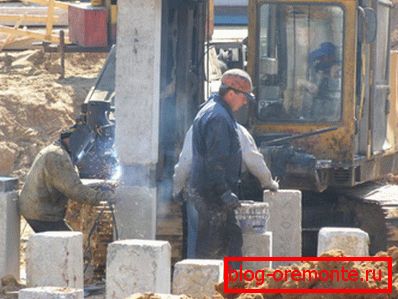 Приказан је процес изградње темеља.