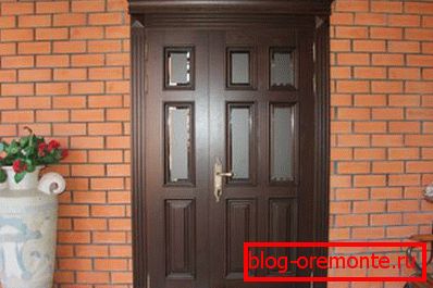 Једно и пола врата на улазу у кућу Једно и пола врата на улазу у кућу