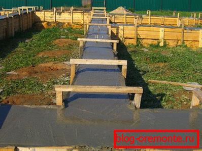Након заливања, површина подлоге мора бити савршено глатка и равна.