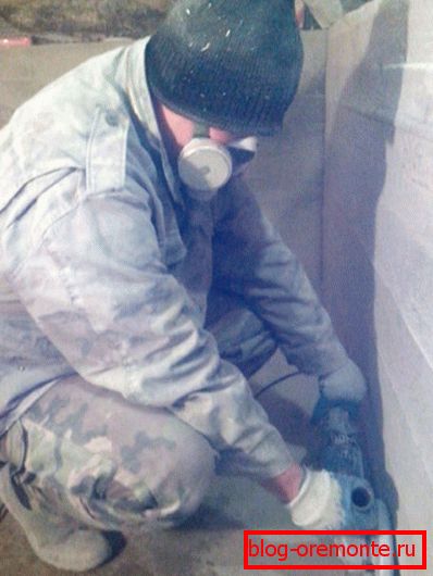 Готово увек, овај процес је повезан са ослобађањем великих количина прашине, што сходно томе подразумева коришћење личне заштитне опреме. Готово увек, овај процес је повезан са ослобађањем великих количина прашине, што сходно томе подразумева коришћење личне заштитне опреме.