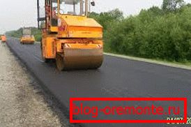 Процес израде тротоара практично се не разликује од полагања путева, иако није потребно вршити такве велике утицаје на површину. Процес израде тротоара практично се не разликује од полагања путева, иако није потребно вршити такве велике утицаје на површину.