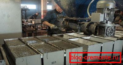 Раствор се сипа у калупе и подвргава вибрацијама. Раствор се сипа у калупе и подвргава вибрацијама.