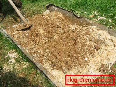 Мијешање пиљевине са глине Мијешање пиљевине са глине