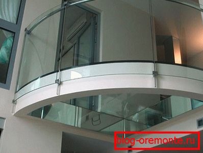 Стаклени под на балкону