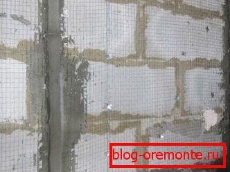 Зид са мрежама и светионицима. Зид са мрежама и светионицима.
