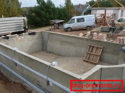Изградња базенске посуде из водонепропусног монолитног бетона. Изградња базенске посуде из водонепропусног монолитног бетона.