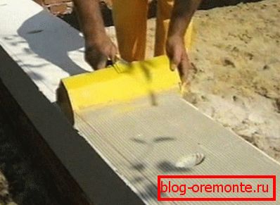 Технологија постављања бетонских блокова на лепак - наношење раствора на површину Технологија постављања бетонских блокова на лепак - наношење раствора на површину