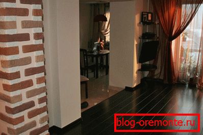 Тамни ламинатни подови у дневном боравку.