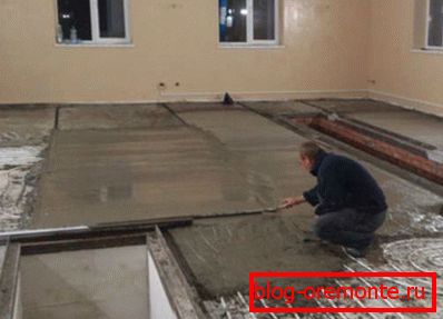 Топле бетонске подне у кући газираног бетона