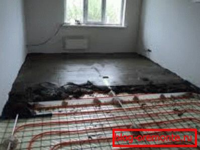 Цемент је причвршћен на топлом поду Цемент је причвршћен на топлом поду