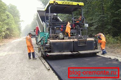 Постављање асфалта специјалном опремом. Постављање асфалта специјалном опремом.