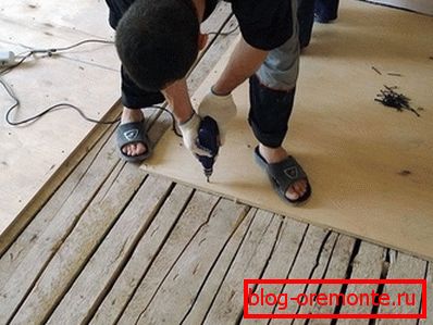 Причврстите листове на дрвени под