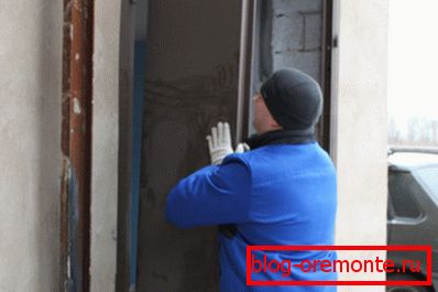 Постављање врата на заварени рам. Постављање врата на заварени рам.