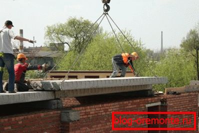 Постављање подне плоче са дизалицом Постављање подне плоче са дизалицом