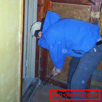 Демонтирање старих врата уградња металних улазних врата