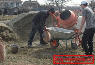 У одсуству алтернатива, користе се ручни рад и бетонски миксер. У одсуству алтернатива, користе се ручни рад и бетонски миксер.