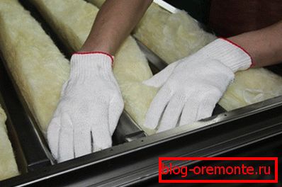 Звучна и топлотна изолација врата са минералном вуном. звучна улазна врата