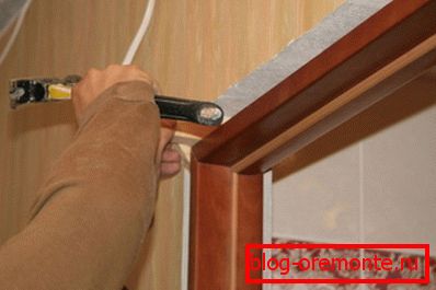 Возимо клин између кутије и зида Возимо клин између кутије и зида