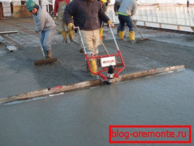 Вибратор за постављање естриха и плоча. Вибратор за постављање естриха и плоча.