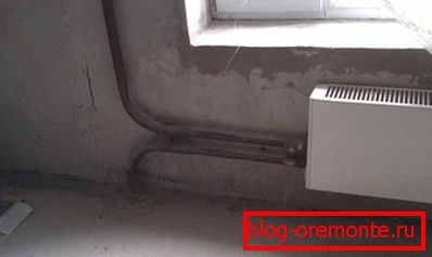 Усаглашавање зида под прозорском полугом користећи мешавину овог бренда. Усаглашавање зида под прозорском полугом користећи мешавину овог бренда.