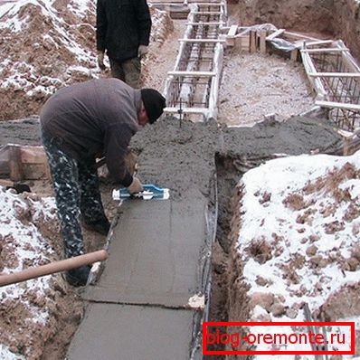 Фондација испуњава бетоном В6 Фондација испуњава бетоном В6