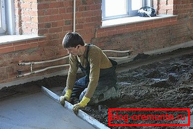 Испуњавање пода бетоном у приватној кући је одговорна, али стварна ствар. Испуњавање пода бетоном у приватној кући је одговорна, али стварна ствар.