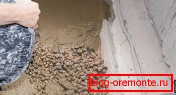 Залијевање смеше на бази проширене глине Залијевање смеше на бази проширене глине