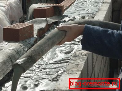 Испуњавање зидова са пјеном бетоном у оплати од опеке од опеке Испуњавање зидова са пјеном бетоном у оплати од опеке од опеке